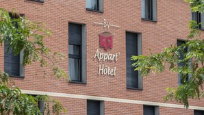 A building with a sign reading "City & Park" and "By Appart' Hotel". - KOSY Appart'Hôtels Troyes - City & Park (Troyes)