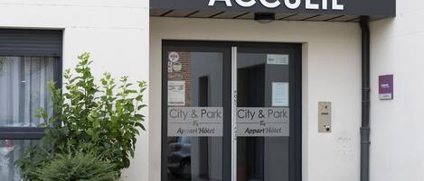 The entrance to a hotel with a sign reading "City & Park" and "Appart'Hotel".