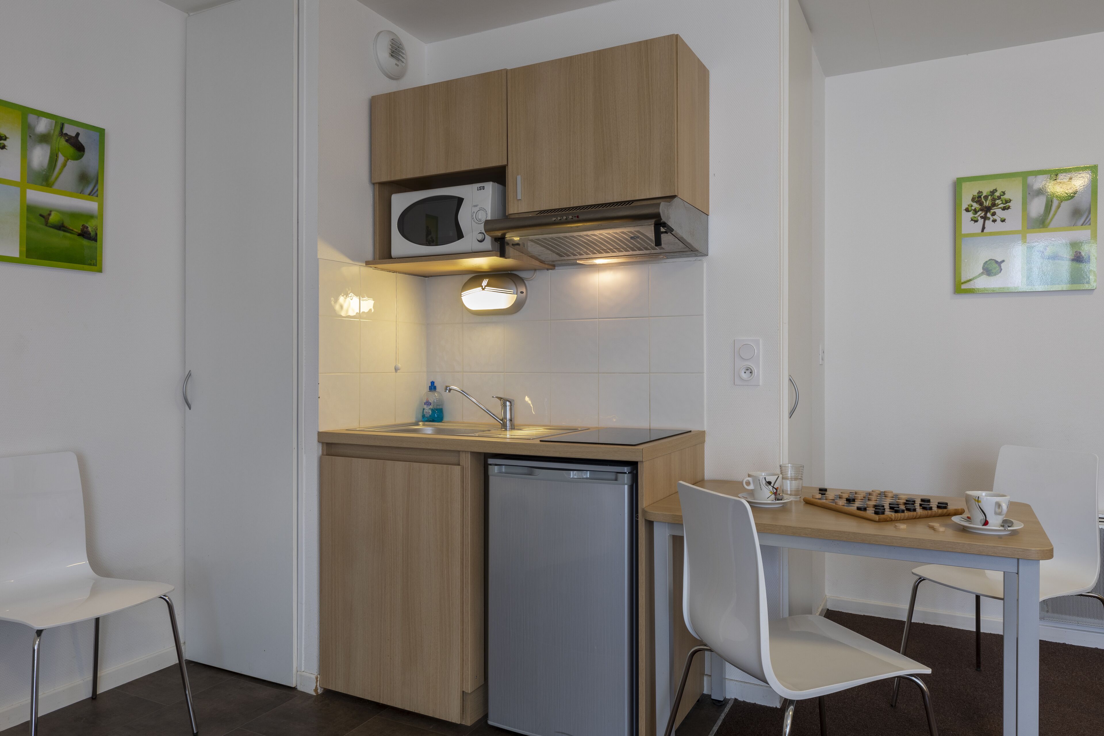 Studio Supérieur | Cuisine privée | Réfrigérateur, micro-ondes, plaque de cuisson, bouilloire électrique
