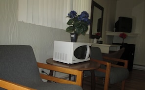 Schreibtisch, laptopgeeigneter Arbeitsplatz, kostenloses WLAN