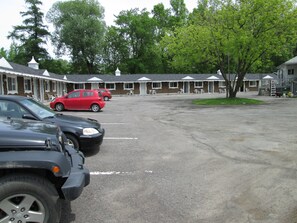 Free self parking - Motel Jann (Québec City)