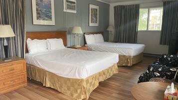 Family Room | Desk, laptop workspace, free WiFi, bed sheets