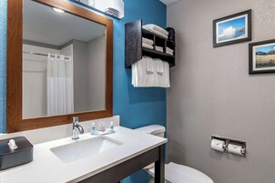 Quarto, 2 camas Queen, acessível, para não fumantes | Escrivaninha, ferros/tábuas de passar roupa, Wi-Fi de cortesia