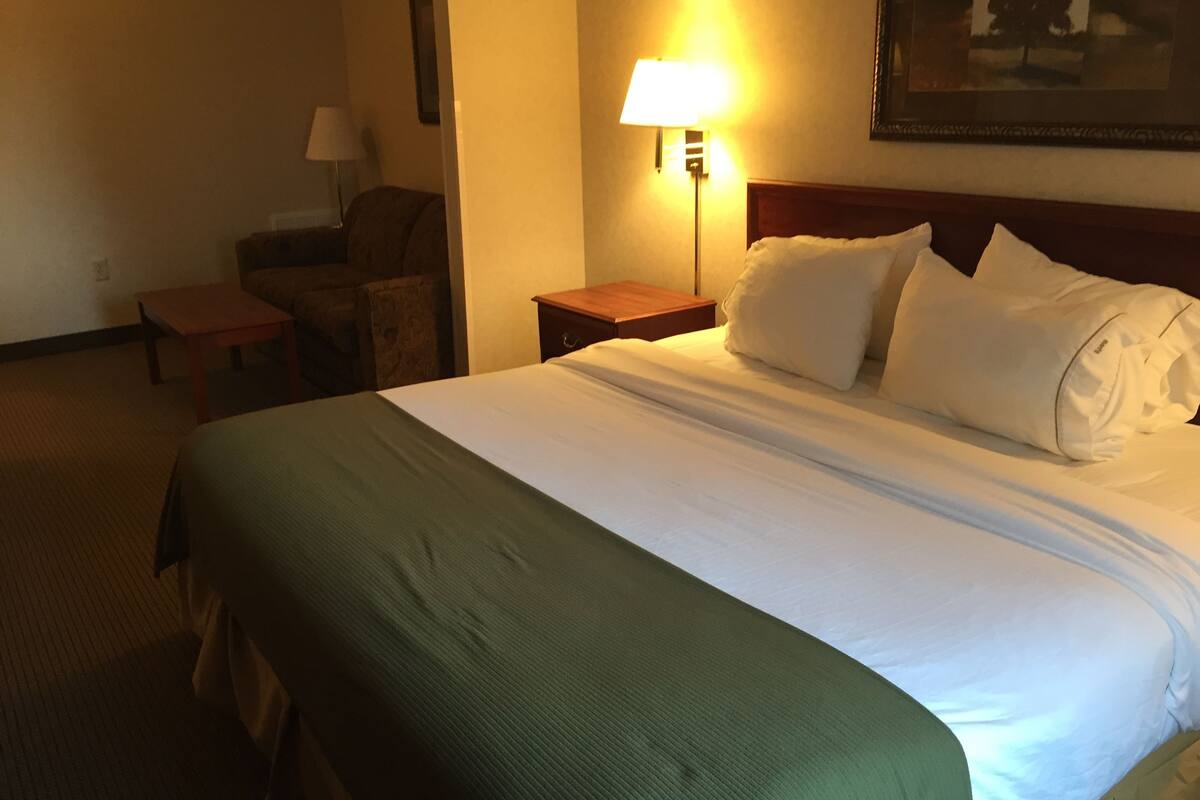 desk, iron/ironing board, free wifi, bed sheets