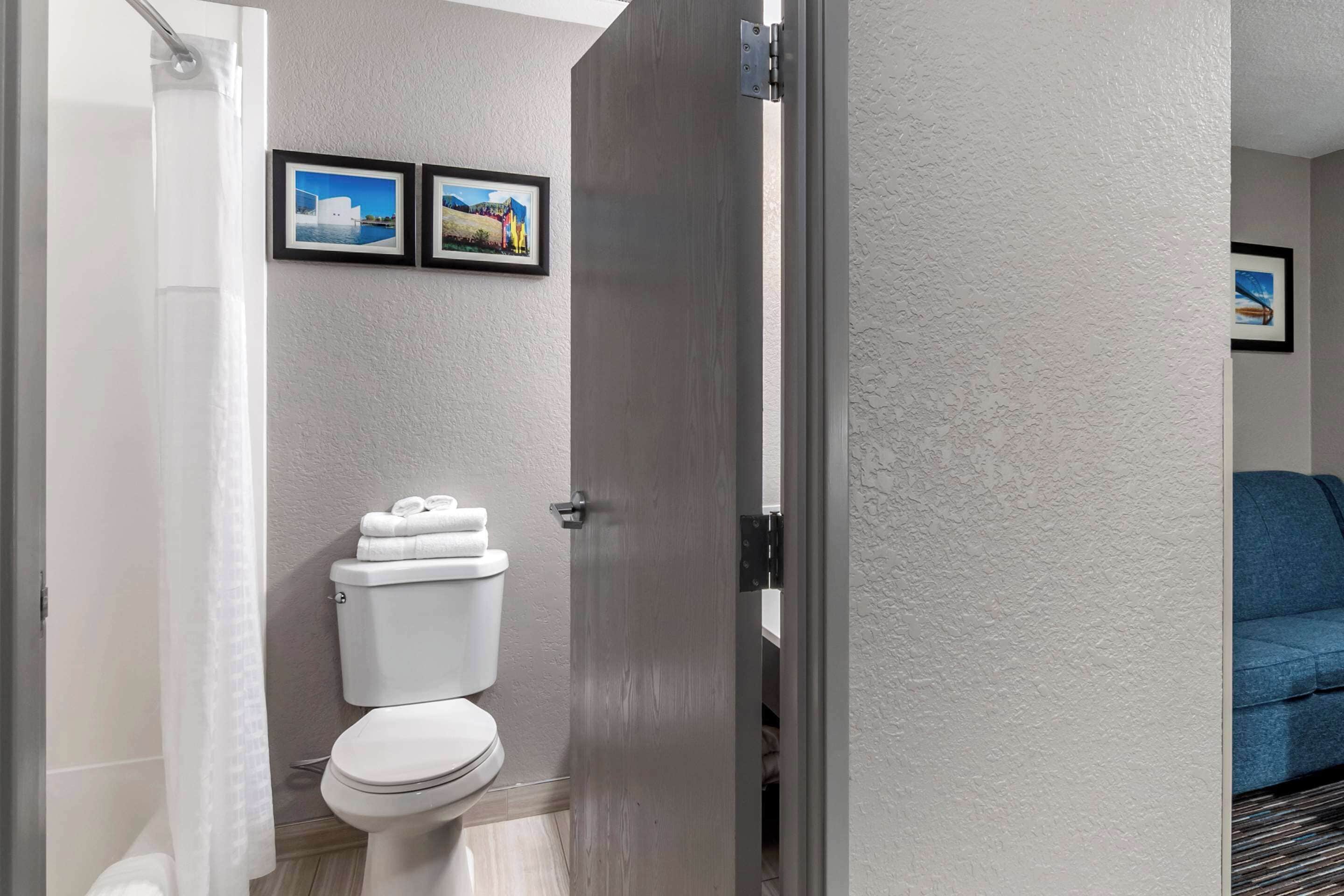 standard room, multiple beds, non smoking | desk, iron/ironing board, free wifi, bed sheets