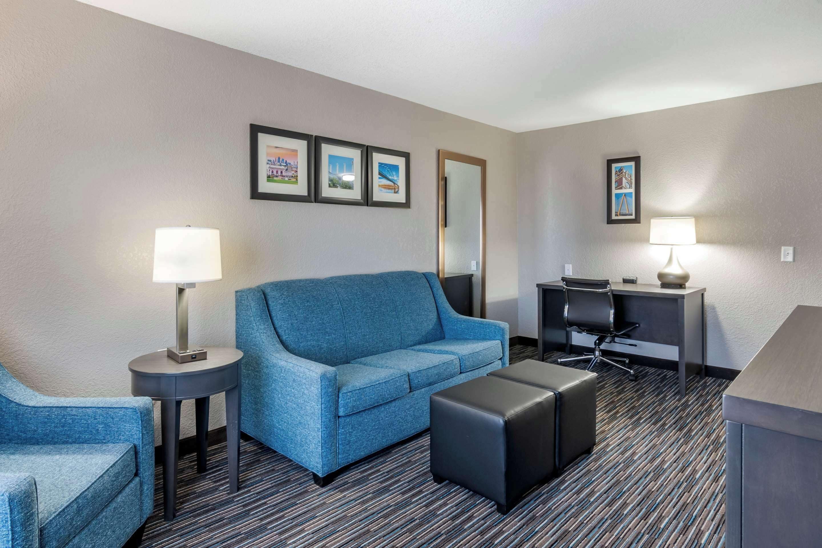 Een bureau, een strijkplank/strijkijzer, gratis wifi, beddengoed