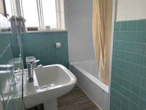 Habitación Confort, varias camas | Baño | Regadera, secadora de cabello, toallas 