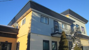 A two-story building with a balcony on the second floor. - Motel Lustre d'Or (Québec City)