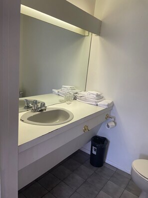 Familienzimmer | Badezimmer | Dusche, Haartrockner, Handtücher