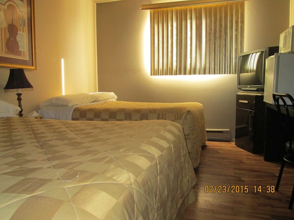 Standard Quadruple Room, 2 Double Beds | Individually decorated, individually furnished, desk, laptop workspace - Motel Lustre d'Or (Québec City)