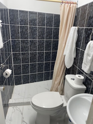 Quarto casal standard, 1 cama de casal | Banheiro | Chuveiro, secador de cabelo (mediante solicitação), toalhas de banho