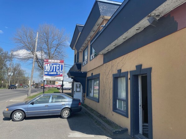 Vista frontal de la propiedad