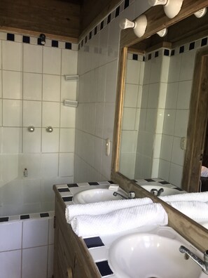 Room | Bathroom - Roatan Bed & Breakfast Apartments (Roatan)
