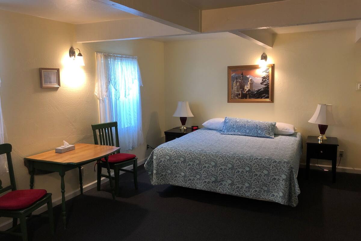 标准房 | 办公桌、熨斗/熨衣板、免费 WiFi、床单