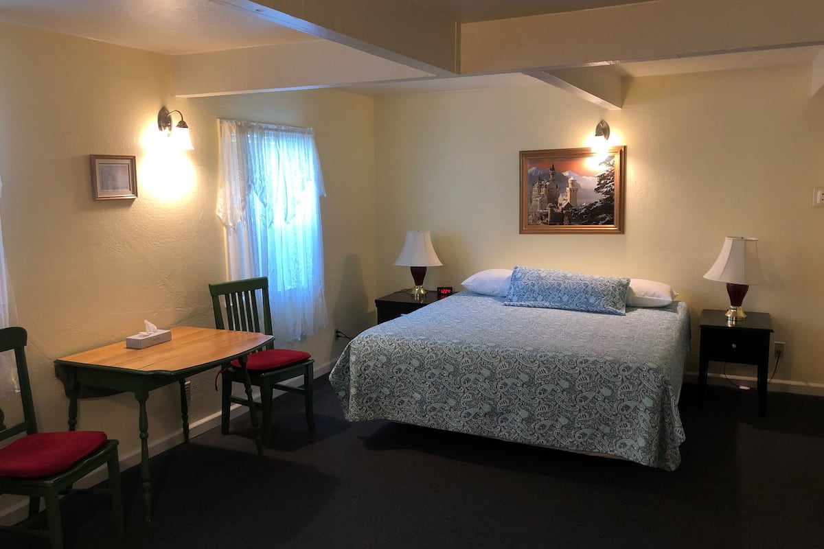 Standard Room | Desk, iron/ironing board, free WiFi, bed sheets