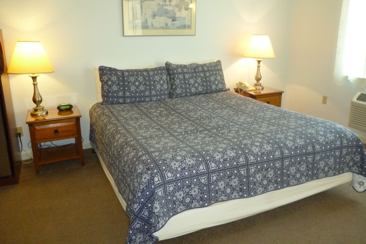 Room, 1 Queen Bed, Private Bathroom