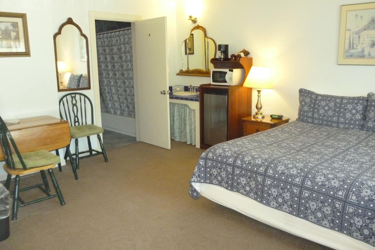 Room, 1 King Bed, Private Bathroom