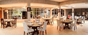 2 من المطاعم، حيث تُقدم وجبات الإفطار، الغداء، العشاء، الأطباق العالمية