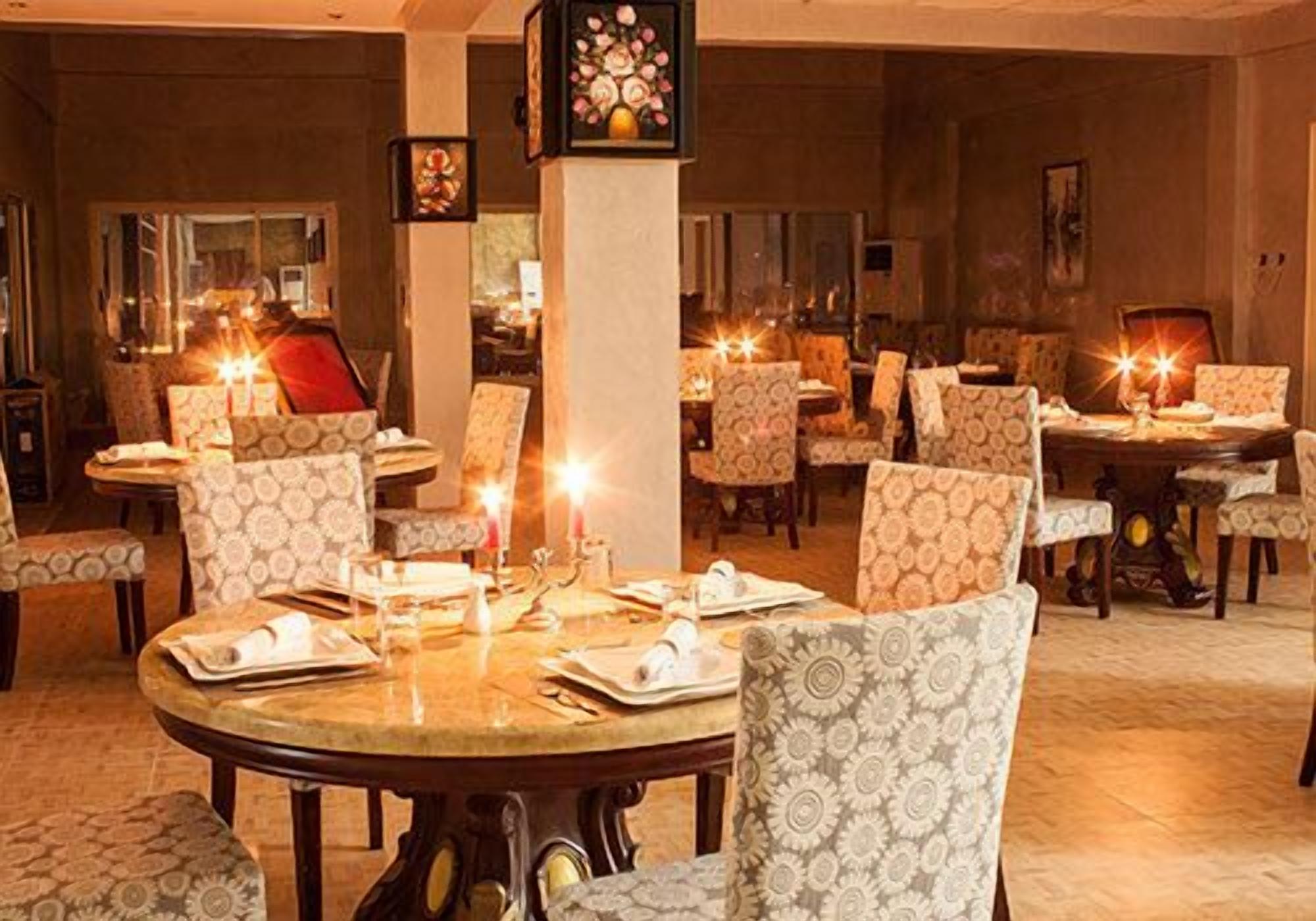 2 restaurants, breakfast, lunch, dinner served; international cuisine 