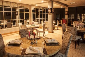 2 restaurantes; se sirve desayuno, almuerzo y cena; cocina internacional