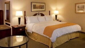 Minibar, caja de seguridad en la habitación y escritorio 