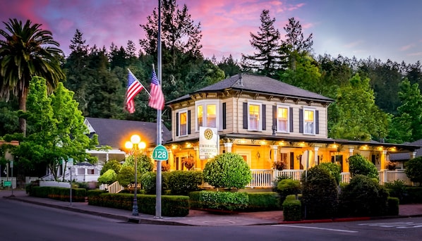 Fassade der Unterkunft – Abend/Nacht