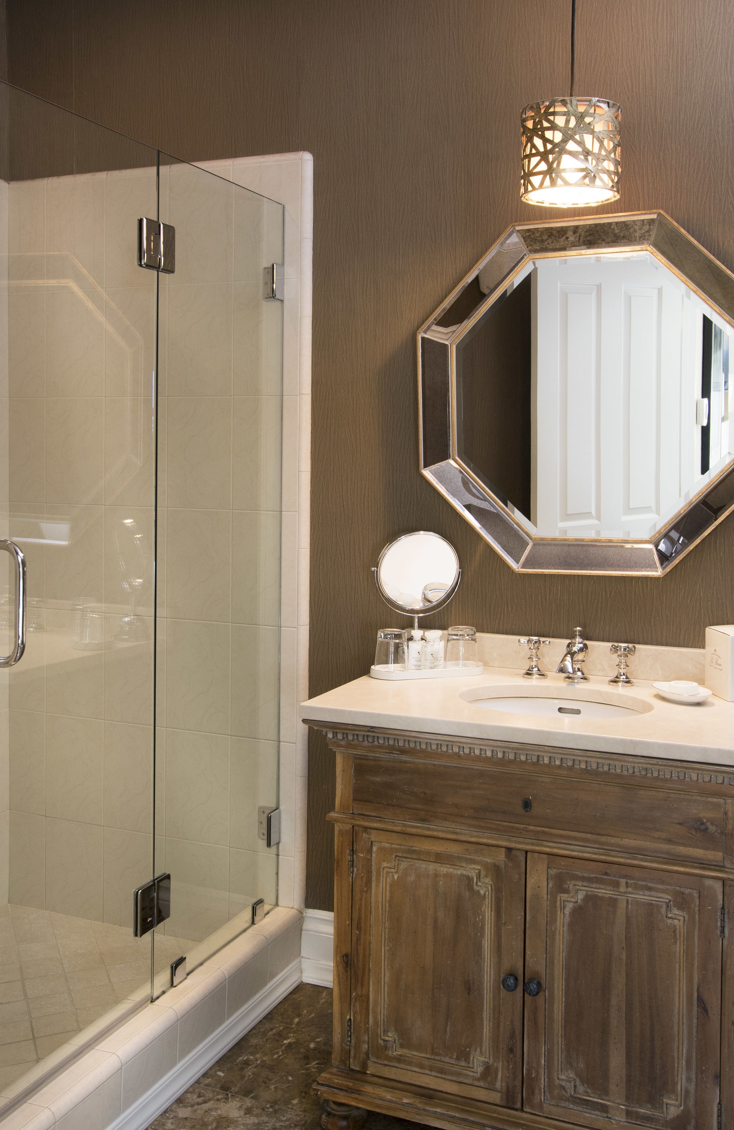 Articles de toilette de luxe, sèche-cheveux, peignoirs