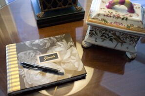 Lobby sitting area - Embrace Calistoga (Calistoga)