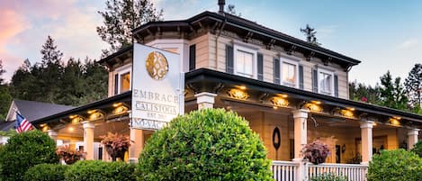 住宿正面 - 傍晚/夜晚