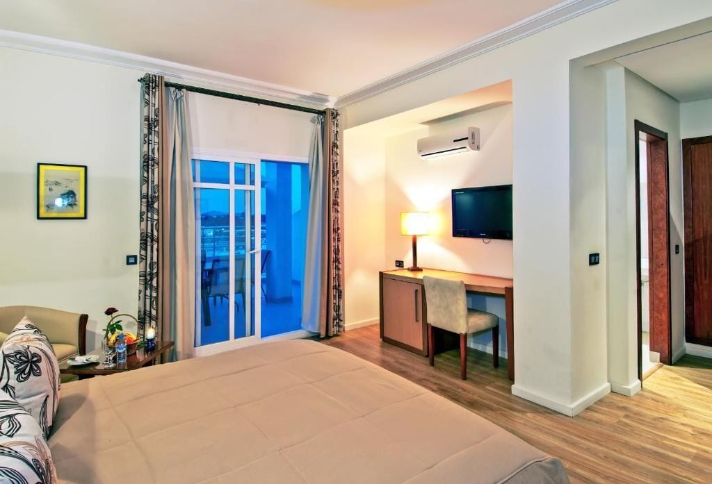 奢華雙人房 | 高級寢具、迷你吧、書桌、遮光布/窗簾