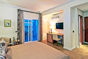 Ropa de cama de alta calidad, minibar, escritorio y cortinas blackout 