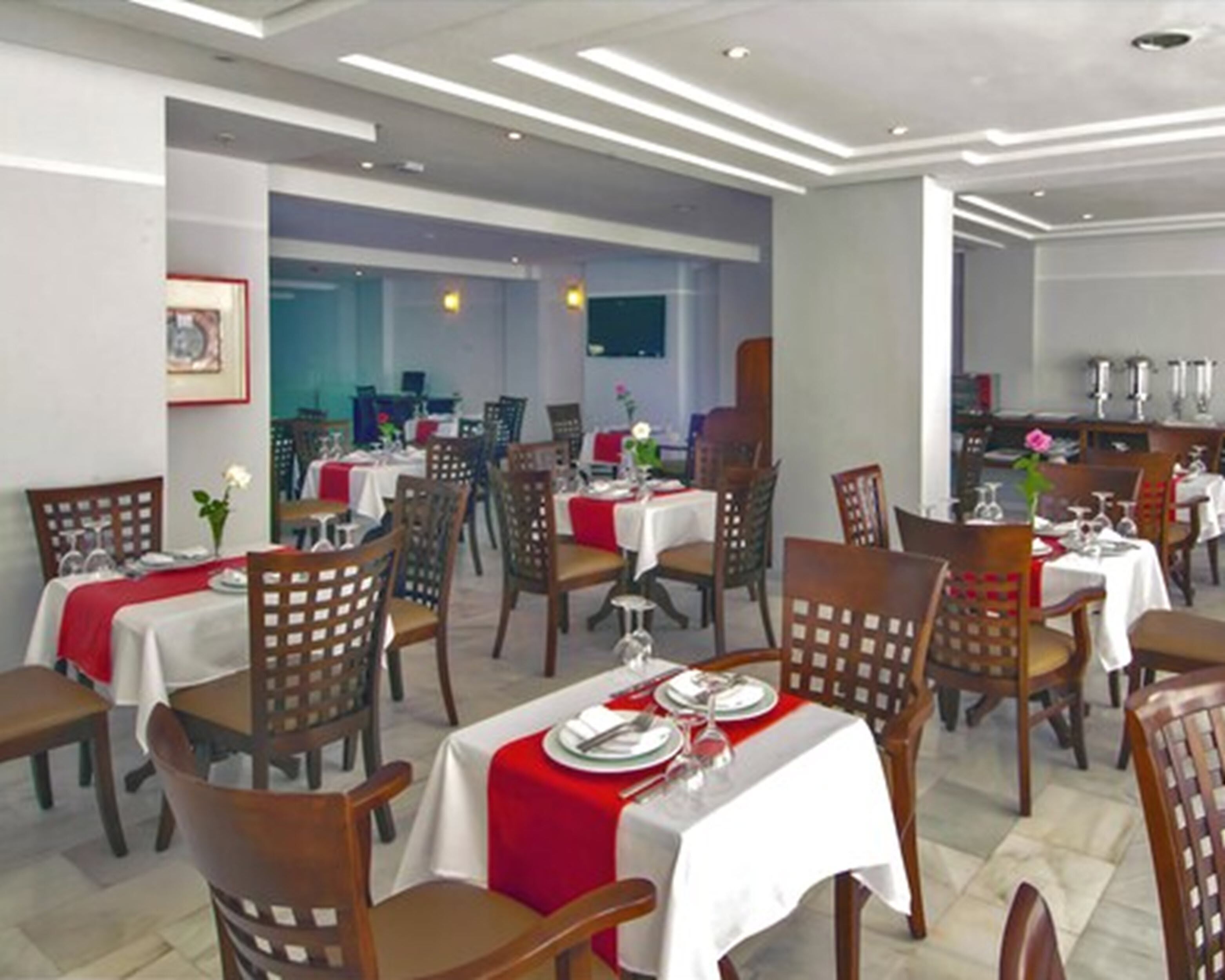 Se ofrece un desayuno continental (80 MAD por persona)