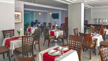 Daily continental breakfast (MAD 80 per person)