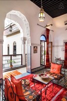 Suite Paprika | Premium bedding, rollaway beds, free WiFi