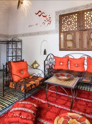 Suite Paprika | 高档床上用品、折叠床/加床（额外收费）、免费 WiFi