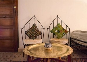 Chambre Menthe | Premium bedding, rollaway beds, free WiFi