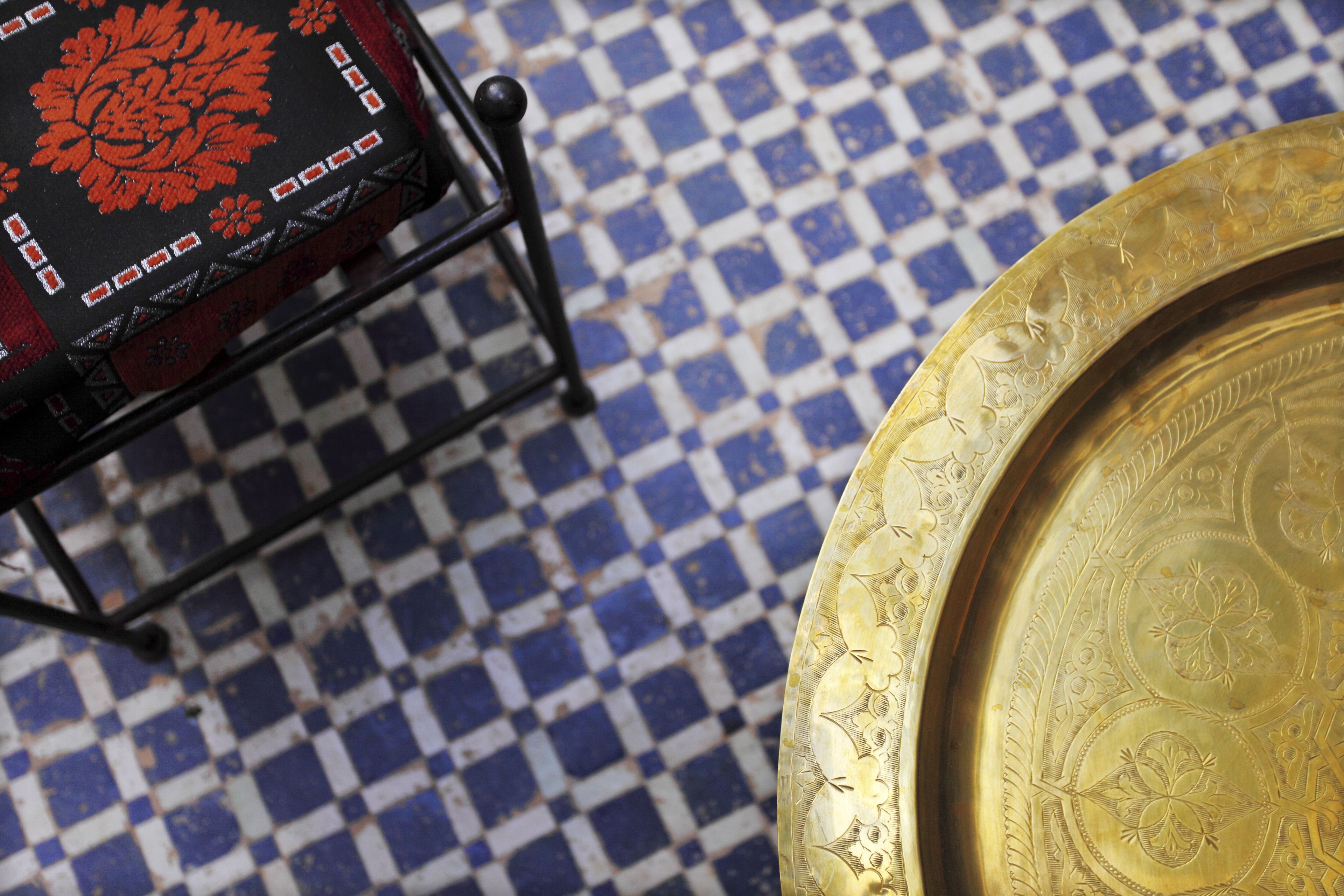 Un suelo con estampado de cuadros y una silla con diseño floral rojo.