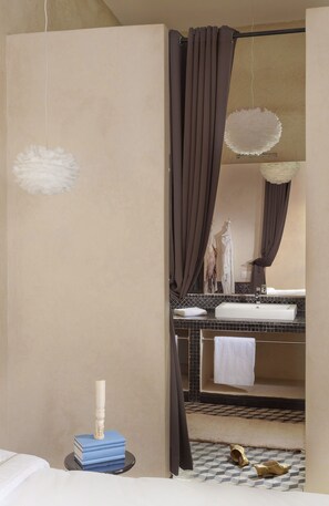Standard Double Room, 1 King Bed, Non Smoking, Private Bathroom | Bathroom | Shower, hair dryer, slippers, bidet - Palais Bahia Fes (Fes)