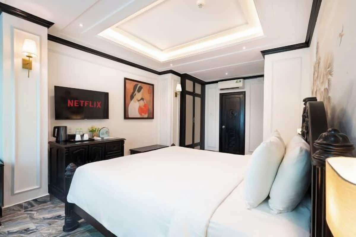 Hypo-allergenic bedding, minibar, in-room safe, desk