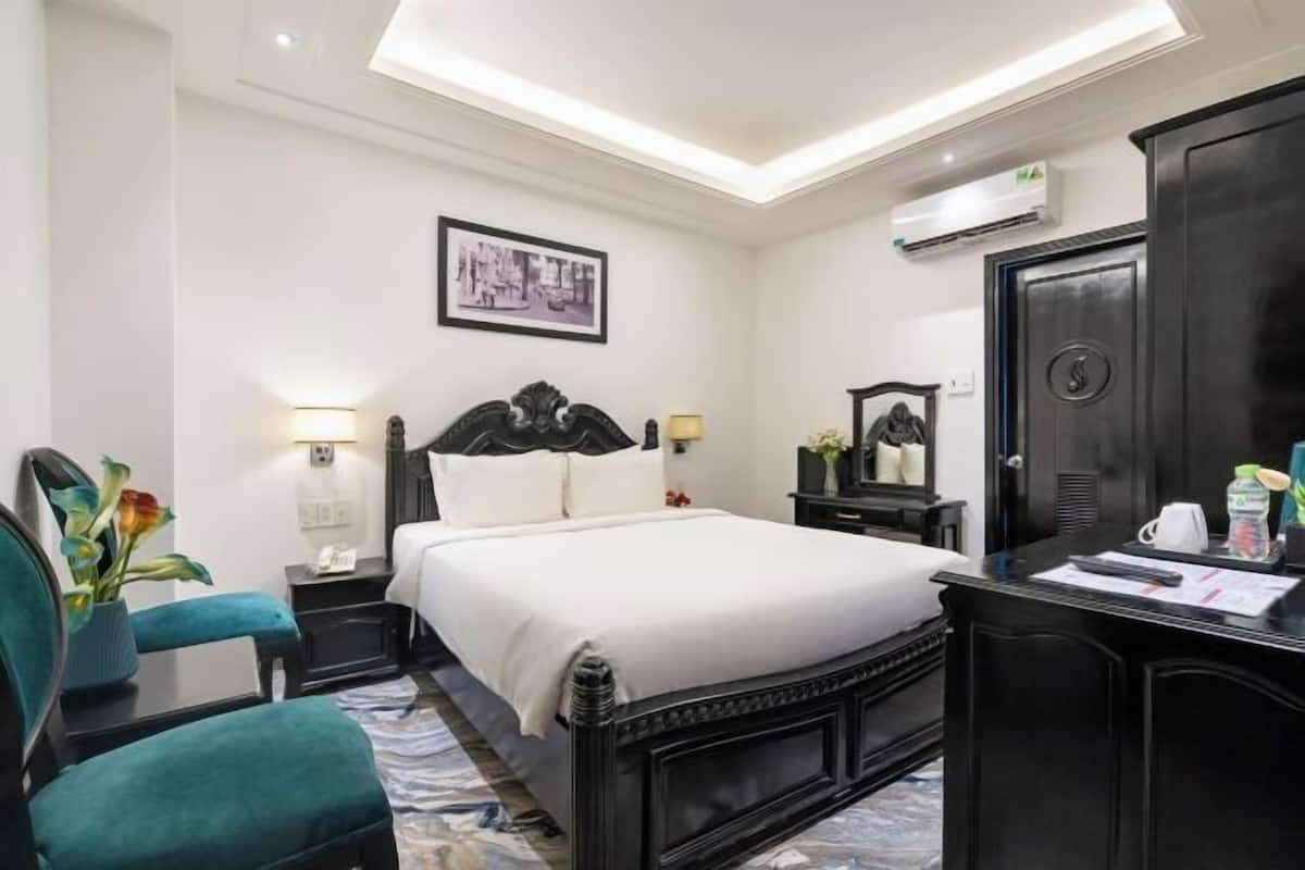 Hypo-allergenic bedding, minibar, in-room safe, desk