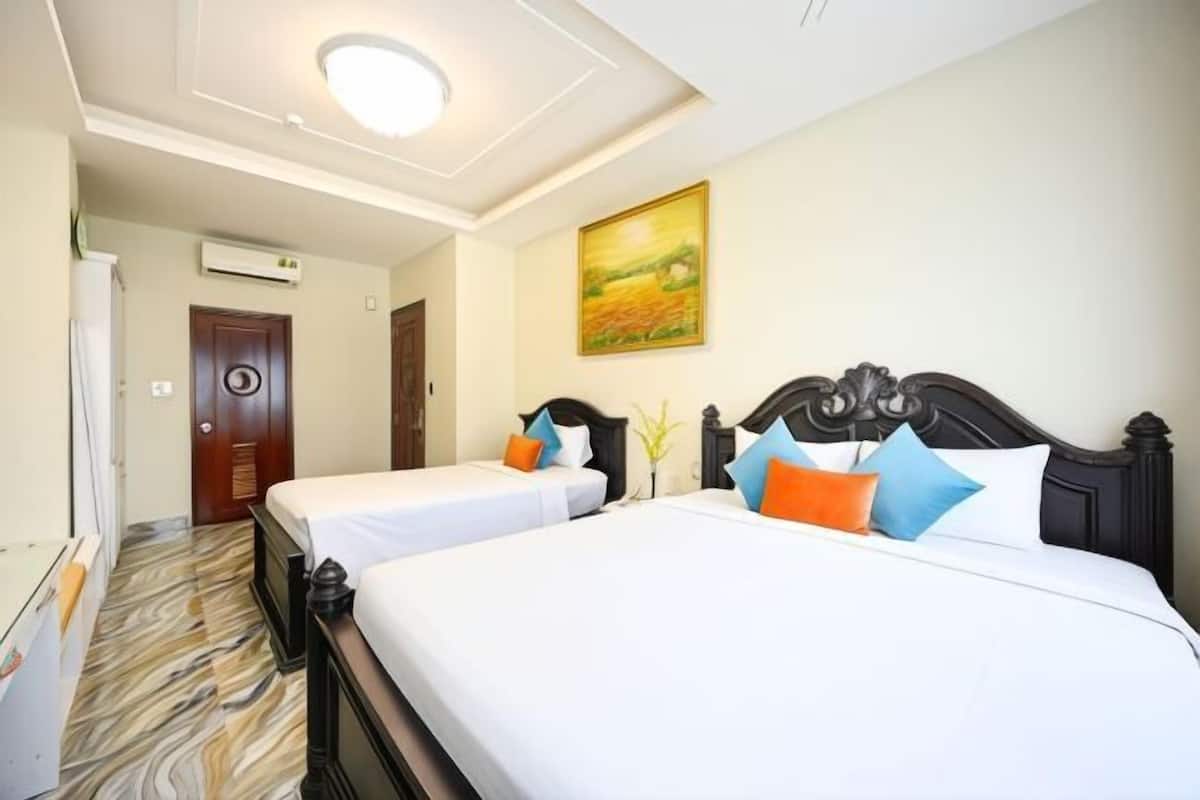 Hypo-allergenic bedding, minibar, in-room safe, desk