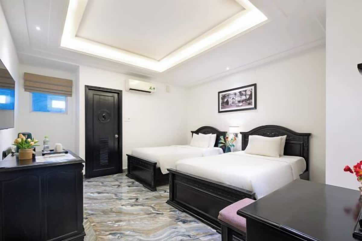Hypo-allergenic bedding, minibar, in-room safe, desk