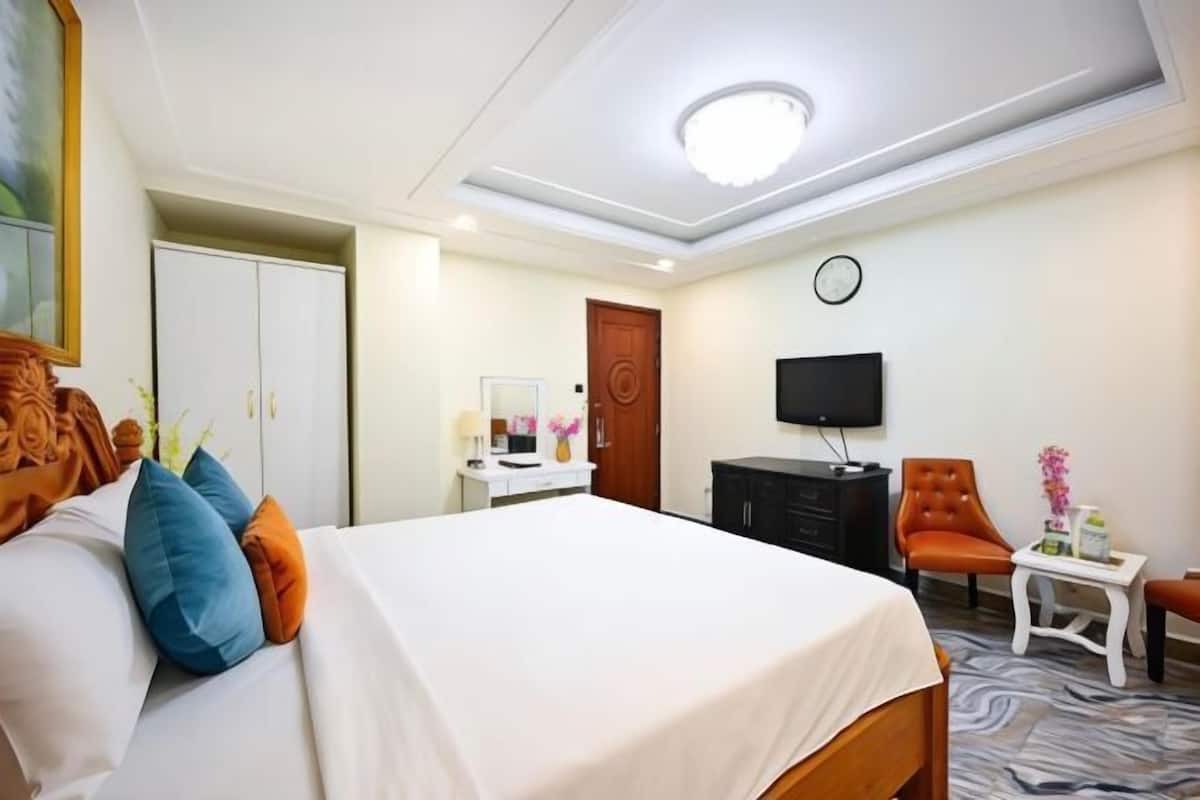 Hypo-allergenic bedding, minibar, in-room safe, desk