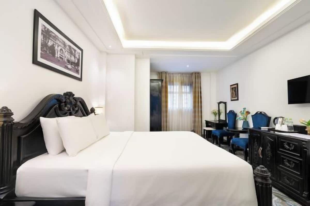 Hypo-allergenic bedding, minibar, in-room safe, desk