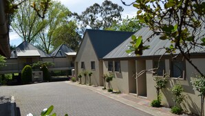 Zona residencial con casas, calles pavimentadas y pequeños árboles.