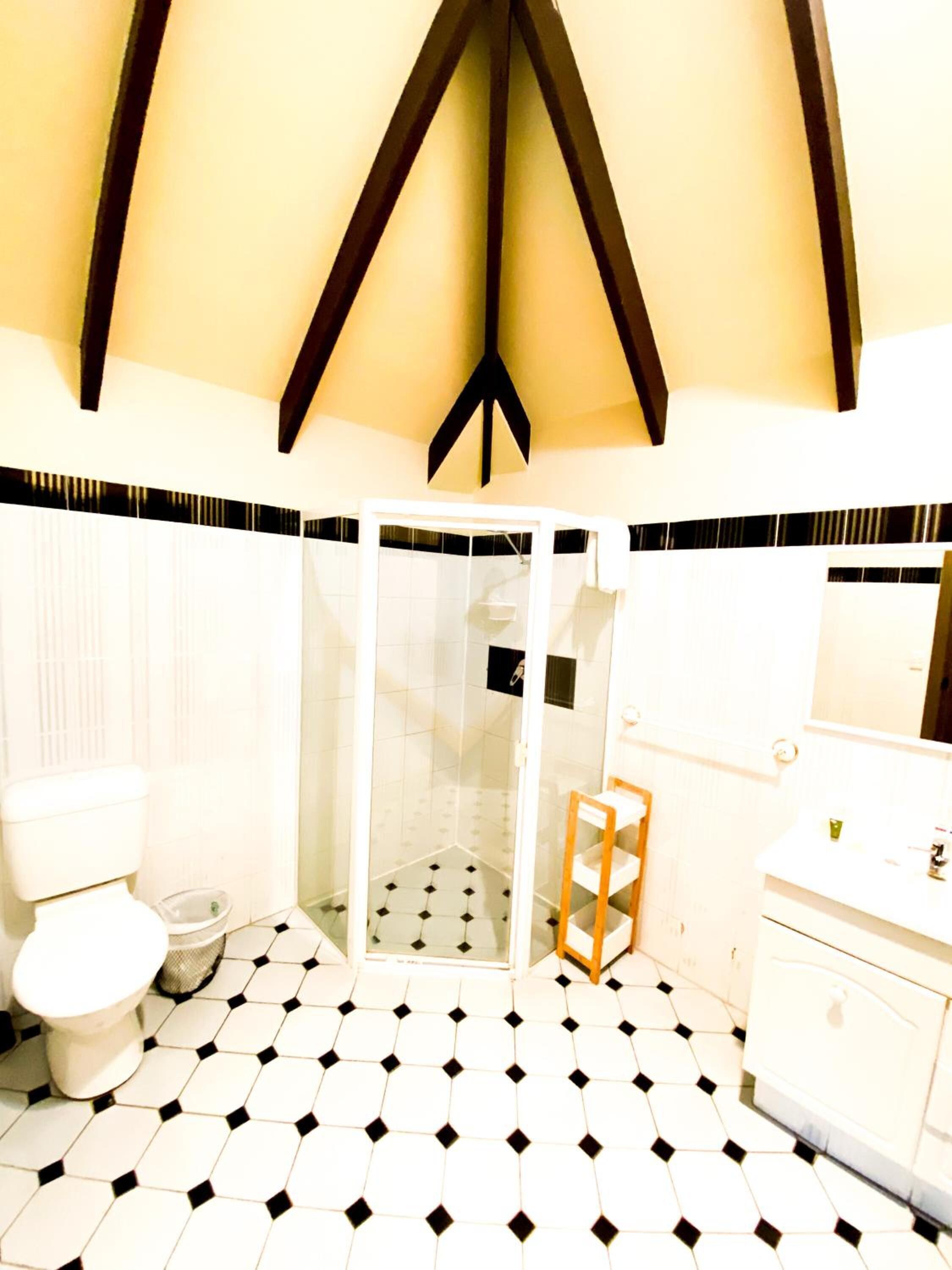 Deluxe Room, 1 Bedroom | Bathroom