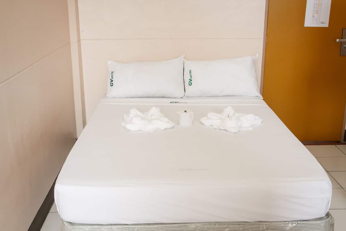Escrivaninha, camas extras/dobráveis (sobretaxa), roupa de cama