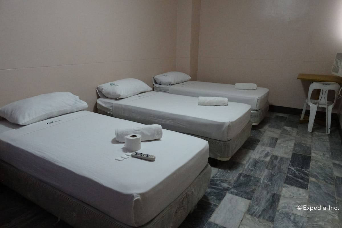 Quarto triplo standard | Escrivaninha, camas extras/dobráveis (sobretaxa), roupa de cama