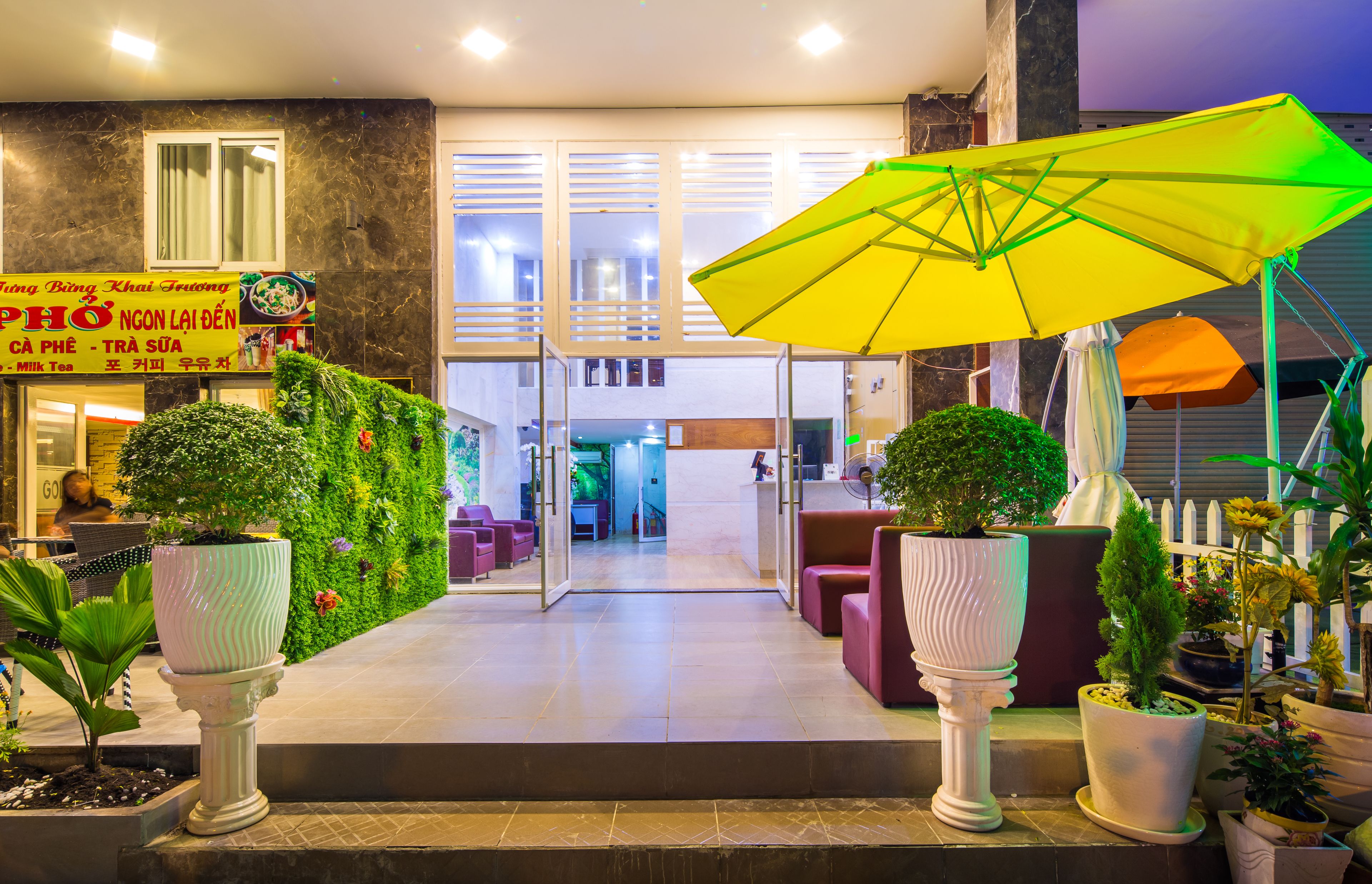 Deluxe Triple Room, 2 Bedrooms, Bathtub, City View | Living area