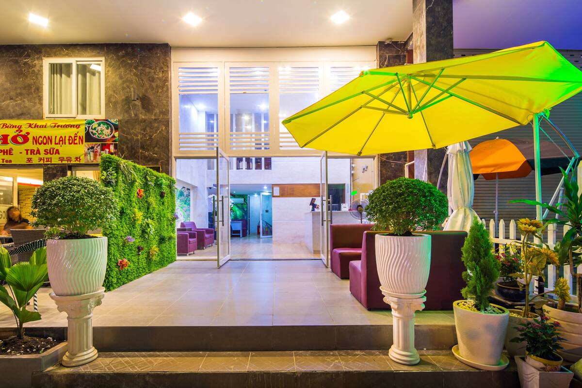 Deluxe Triple Room, 2 Bedrooms, Bathtub, City View | Living area